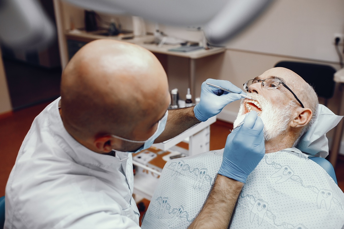 Alzheimer ve Diş Eti Hastalıkları Arasındaki Gizli Bağ: Bilimsel Veriler Ne Diyor?